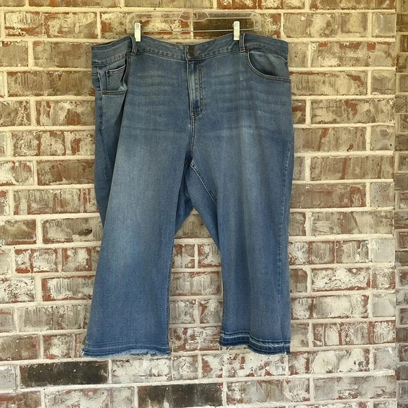 Est. 1946 Curvy Blue Denim Cropped Jeans - Picture 1 of 9